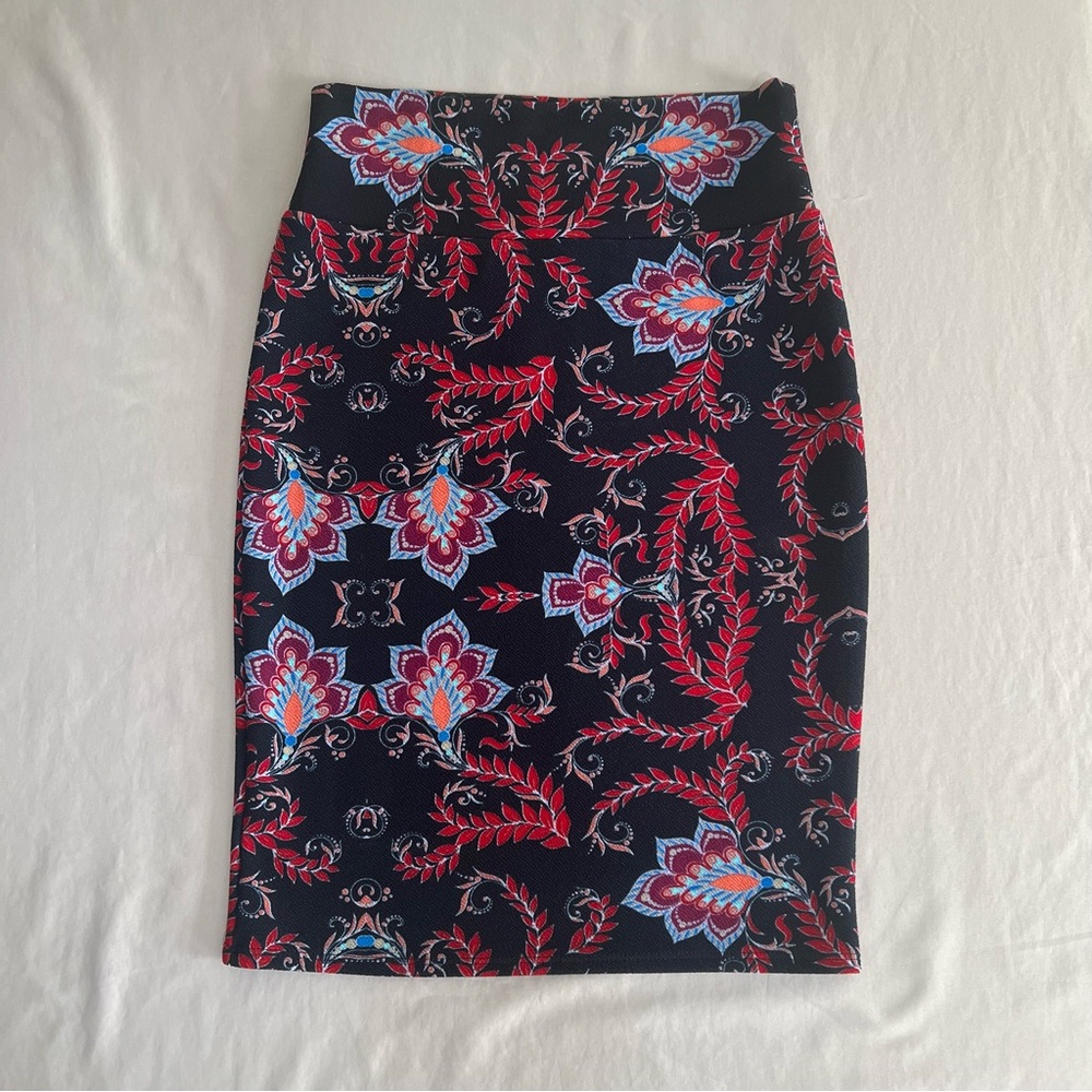 LuLaRoe Pencil Skirt - Black and Red Paisley Pattern - Size S